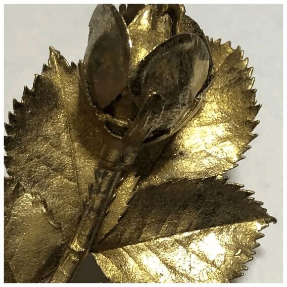 Beautiful Vintage gilded gold single rose brooch / pin - Picture 8 of 8
